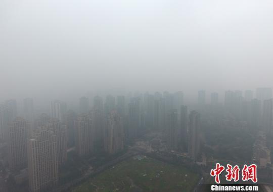  1月5日，重慶主城上空一片灰蒙蒙。