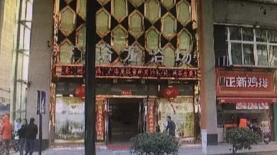 張阿姨說，附近柜臺(tái)一名工作人員，說什么也不讓她在這塊走廊哄孫女，幾句不和，雙方吵了起來。
