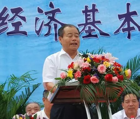 信發(fā)集團發(fā)展成為一家集發(fā)電、供熱、氧化鋁、電解鋁、碳素、燒堿、聚氯乙烯、電石、鋁深加工等產業(yè)于一體的現(xiàn)代化大型企業(yè)集團，位于山東聊城茌平縣。2016年10月，信發(fā)集團董事局主席張學信在接受山東商報采訪時表示，44年企業(yè)沒有一名員工離職。