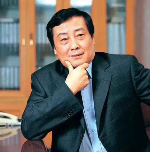 靠一瓶一瓶賣水發(fā)家的娃哈哈董事長宗慶后曾接受《環(huán)球時報》采訪表示，企業(yè)家社會責任除了體現(xiàn)在為社會創(chuàng)造財富，解決更多就業(yè)，以及增加稅收貢獻，再者就是要把員工照顧好，讓員工在企業(yè)發(fā)展，收入生活水平提高。