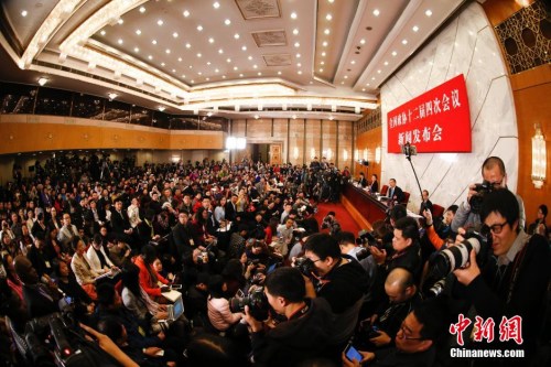 資料圖：2016年3月2日，全國政協(xié)十二屆四次會議新聞發(fā)布會在北京人民大會堂舉行，大會新聞發(fā)言人王國慶回答記者提問。 中新社記者 杜洋 攝