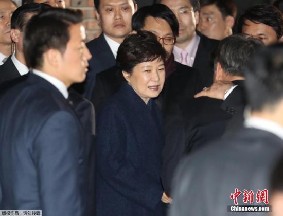 樸槿惠抵達私宅面帶微笑。