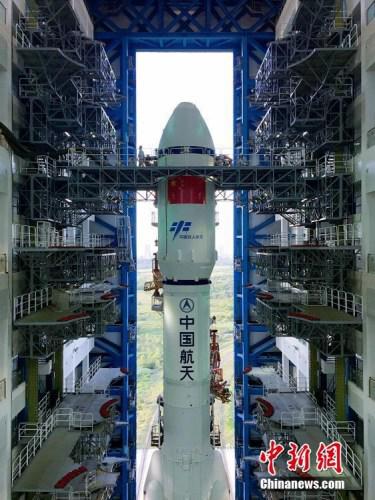 垂直轉(zhuǎn)運的順利完成，標志著“天舟一號”飛行任務(wù)正式進入發(fā)射階段。張文軍 攝