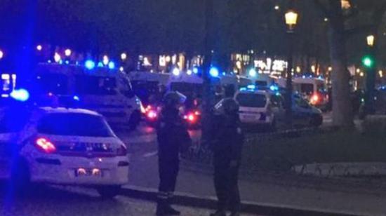 據(jù)英國廣播公司（BBC）消息，巴黎警方稱，巴黎中部發(fā)生槍擊事件，一名警察死亡，另一名受傷。