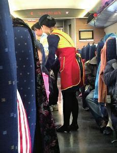高鐵盒飯價格過高問題，近年來已成為社會熱點話題。高鐵盒飯價格緣何居高不下呢？究竟是盒飯企業(yè)壟斷化經(jīng)營，還是盒飯的成本高？這都需要高鐵相關(guān)部門公開透明，算出明細賬。
