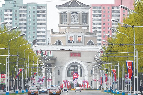 4月25日是朝鮮人民軍建軍85周年紀(jì)念日。圖為24日的平壤街頭。