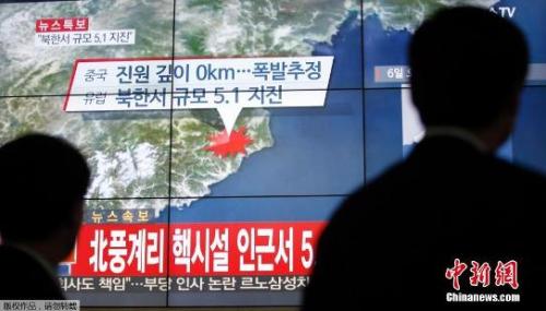 圖三 資料圖：韓國民眾觀看電視對朝鮮媒體試射氫彈的報道。