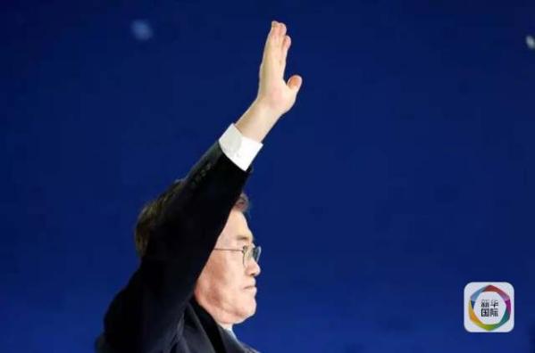 目前民調(diào)領(lǐng)先的共同民主黨候選人文在寅方面當(dāng)天上午表示，強(qiáng)行在星州部署“薩德”的做法“無視國民意愿和程序”，實(shí)際上切斷了下屆政府針對“薩德”相關(guān)政策的判斷余地。