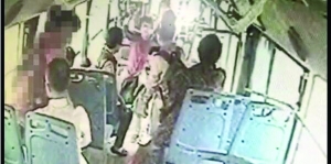 女司機(jī)路見(jiàn)不平一聲吼，小女孩方才脫身 視頻截圖
