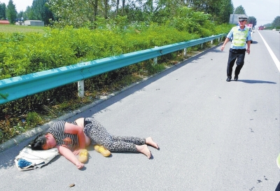 險！一女子躺高速路上睡大覺 漯河交警忙轉(zhuǎn)移保安全