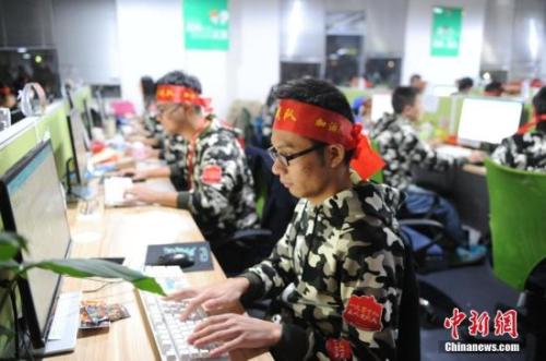 資料圖：安徽蕪湖某電商迎戰(zhàn)雙十一。中新社記者 張婭子 攝