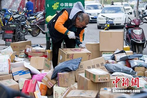資料圖：11月2日，山西太原，物流工作人員正在分揀快遞。中新社記者 張云 攝