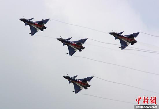 資料圖：殲-10表演機(jī)。<a target='_blank'  _fcksavedurl='http://www.chinanews.com/' _fcksavedurl='http://www.chinanews.com/'>中新社</a>發(fā) 申進(jìn)科 攝