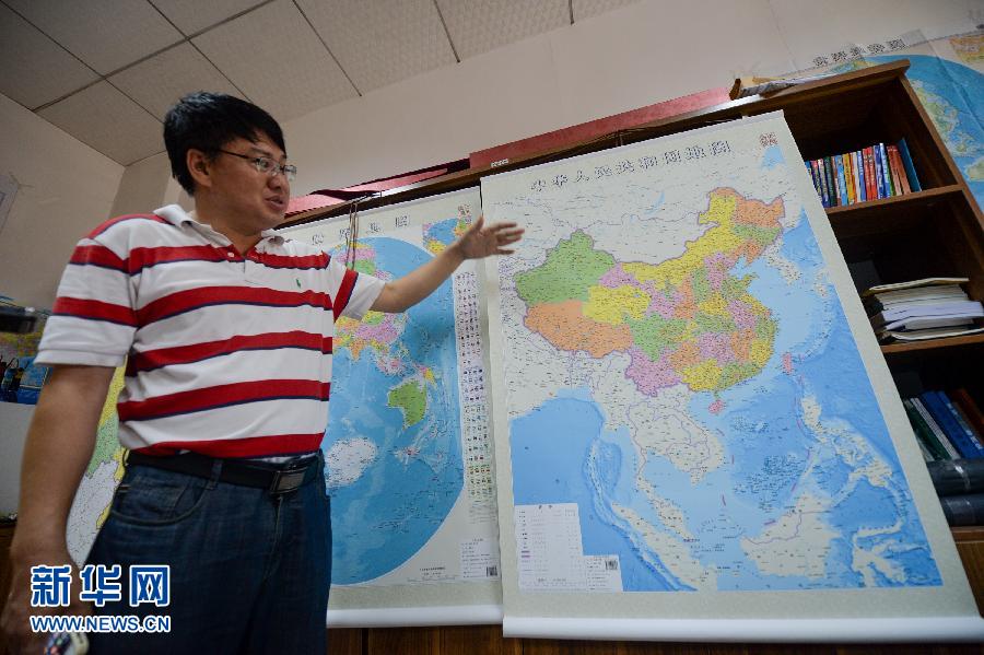 6月23日，湖南地圖出版社總編輯雷宜遜在介紹豎版《中華人民共和國地圖》。