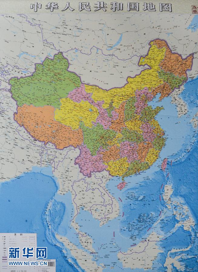 這是6月23日拍攝的豎版《中華人民共和國地圖》。