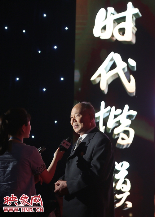 河南鄧州“編外雷鋒團(tuán)”團(tuán)長宋清梅，在“時(shí)代楷?！卑l(fā)布廳接受中央媒體現(xiàn)場采訪。
