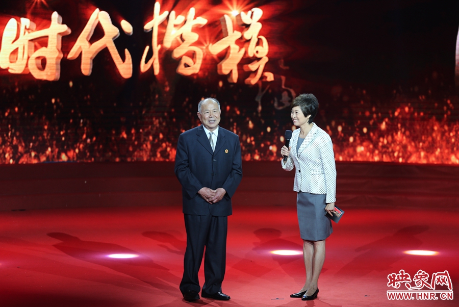 河南鄧州“編外雷鋒團(tuán)”團(tuán)長，在“時(shí)代楷?！卑l(fā)布廳接受敬一丹訪問。