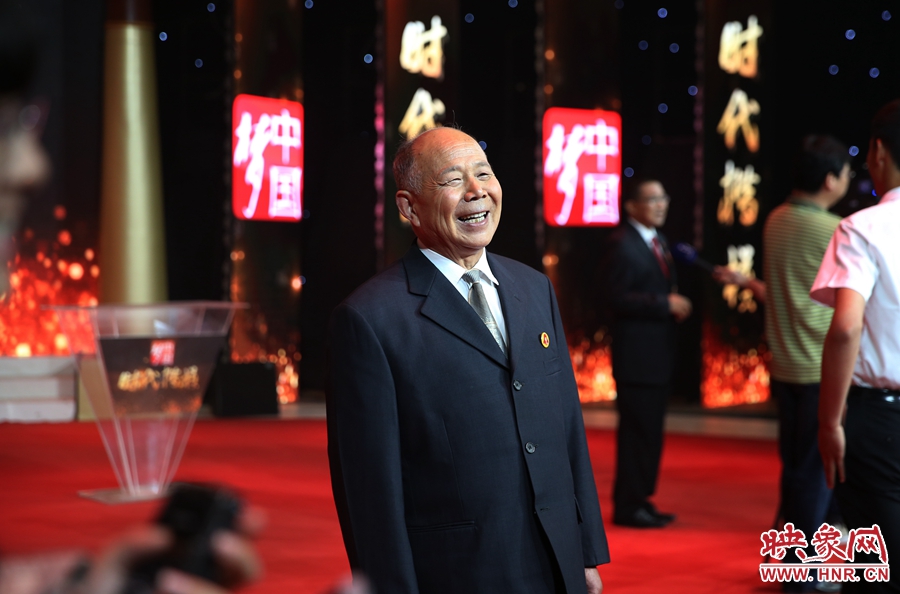 河南鄧州“編外雷鋒團(tuán)”被中宣部授予“時(shí)代楷?！睒s譽(yù)稱號(hào)，團(tuán)長宋清梅非常激動(dòng)和高興。