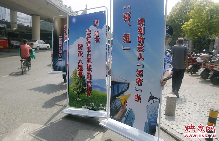 “哥、姐，嫩（你們）別給這兒添堵啦?！? width=
