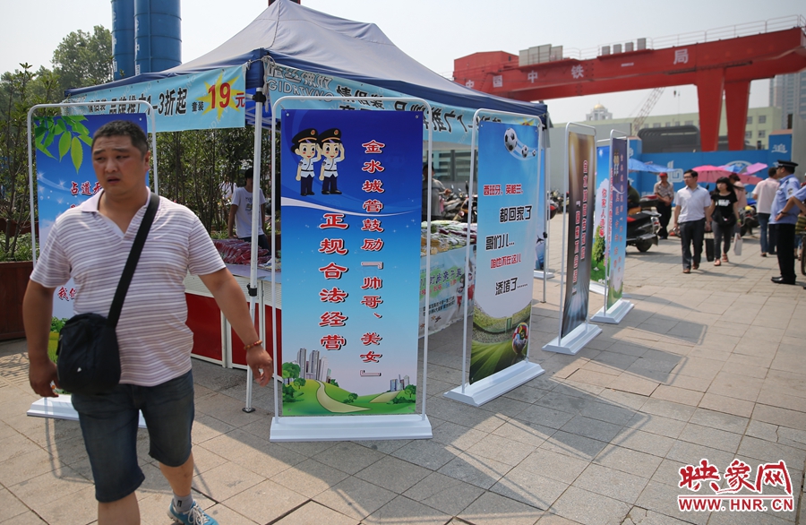 攤位被“圍觀”后，沒有一單生意，過往市民叫好。
