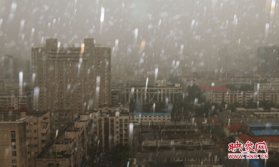 17時25分,鄭州強降雨,紫荊山附近的市民真切地感受到了什么叫大雨傾盆。