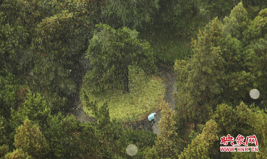 17時25分,鄭州強降雨,紫荊山附近的市民真切地感受到了什么叫大雨傾盆。