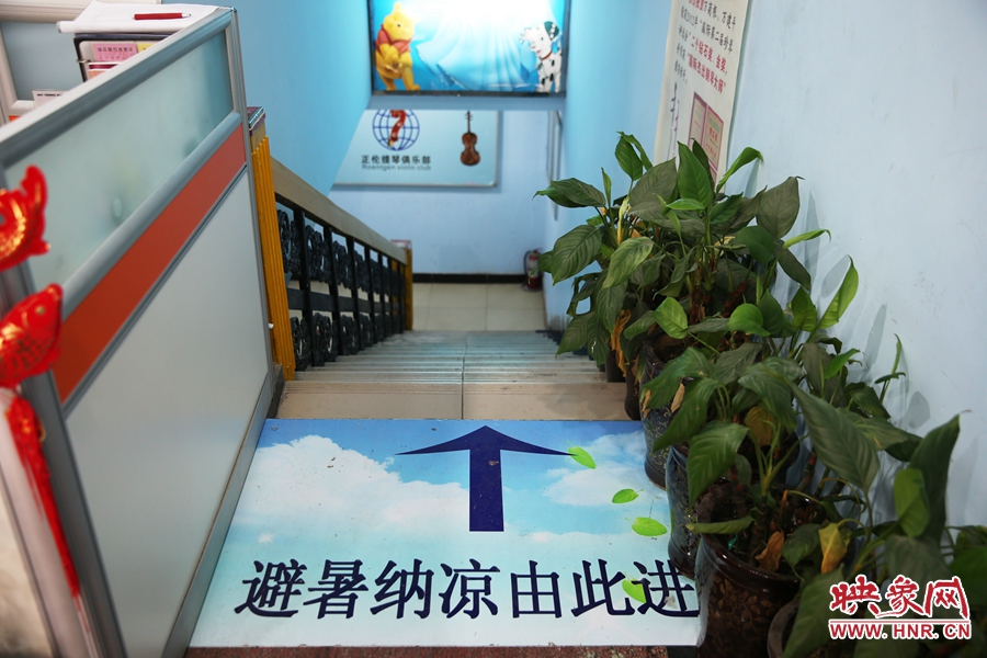 金水區(qū)人防（珠江琴行）納涼點(diǎn)入口處的明顯標(biāo)識(shí)。