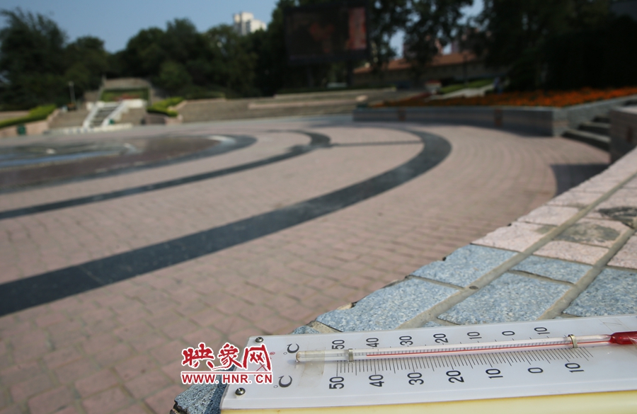 7月8日下午15時(shí)46分，紫荊山公園地表溫度為42度（溫度計(jì)放置地面測(cè)量），比人防納涼處高17度。