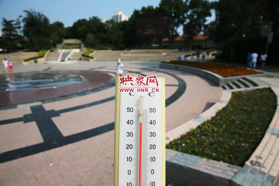 7月8日下午，紫荊山公園氣溫為39度（溫度計(jì)懸空測(cè)量），相比人防納涼處高14度。