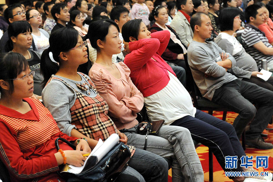 “準(zhǔn)媽媽”和“準(zhǔn)爸爸”們在鄭州市舉行的一場金色“孕”律音樂會現(xiàn)場欣賞搖籃曲（2011年5月8日攝）。
