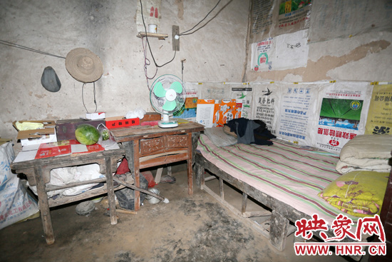 老人的居住條件十分簡陋。