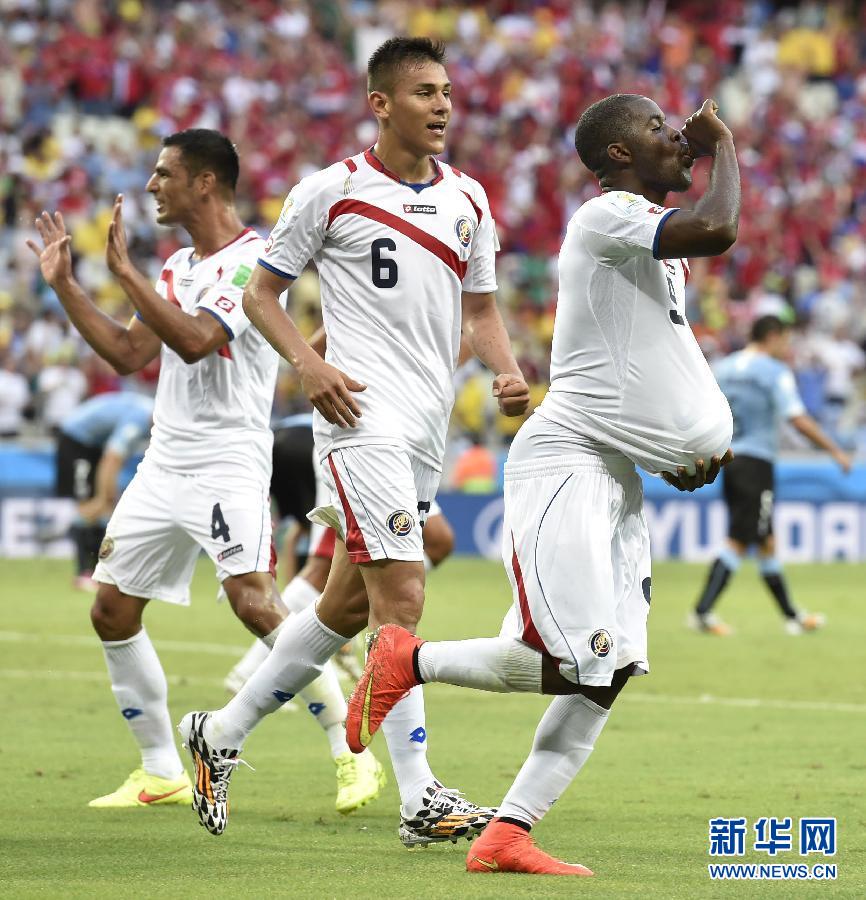 6月14日，哥斯達(dá)黎加隊(duì)球員喬·坎貝爾（右一）進(jìn)球后將足球塞進(jìn)衣服內(nèi)慶祝。