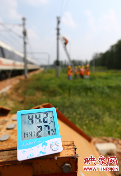 剛開始工作20分鐘，戶外溫度已經(jīng)達(dá)到44.2℃