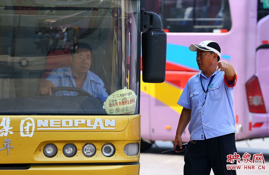 車場(chǎng)內(nèi)眾多汽車發(fā)動(dòng)機(jī)的噪音，使得調(diào)度員和司機(jī)交流都需要加大音量