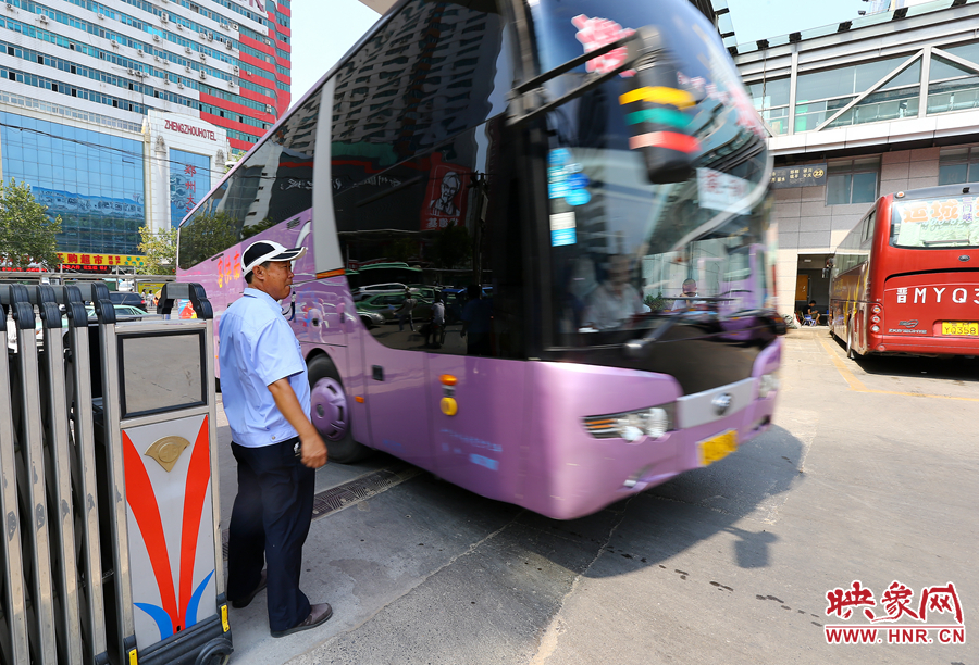 車場(chǎng)內(nèi)車輛順暢時(shí)，調(diào)度員還要在門口迎車指揮
