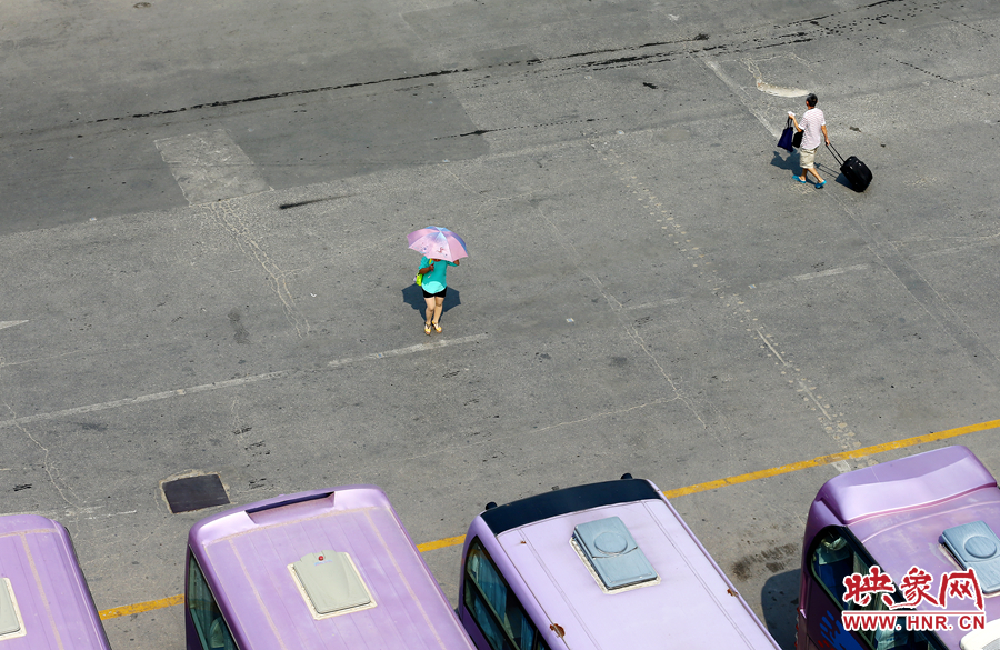 酷暑的陽(yáng)光，常常曬化車站內(nèi)地面的瀝青，乘車的旅客都是匆匆而過，不愿過多停留。