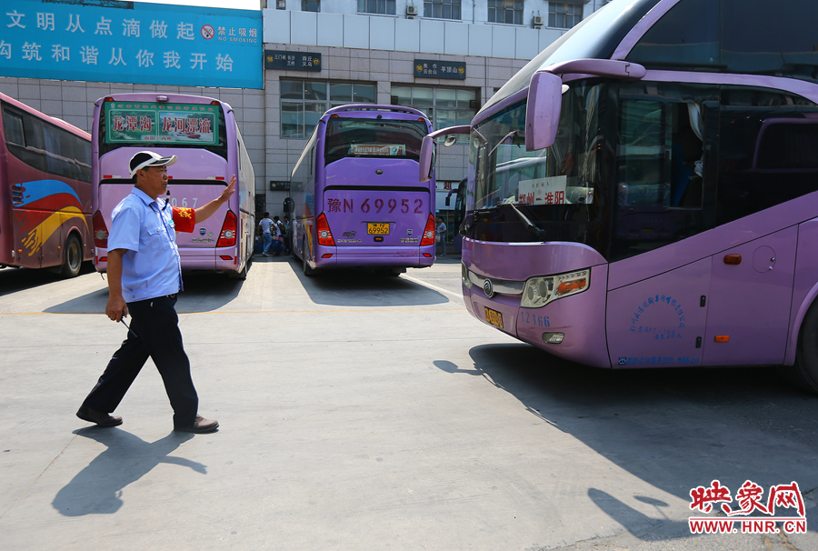 龐大的長(zhǎng)途客車，在調(diào)度員的指揮下井井有條