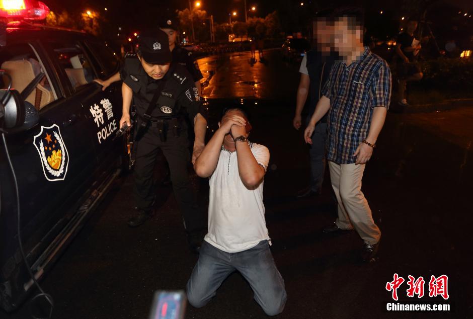 7月24日晚,南京警方將查獲的酒后駕駛車(chē)輛的男子控制后,該男子的同伴跪地求情。