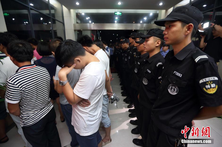 7月24日晚,南京警方將抓獲的以福建、江西、河南、湖北、黑龍江等多個(gè)外省市的涉及傳銷(xiāo)人員集中帶回。