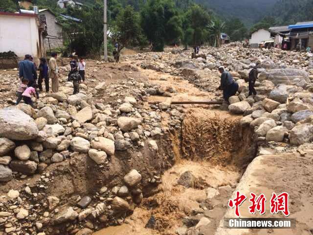 7月28日,云南省保山市隆陽區(qū)瓦房鄉(xiāng)喜坪村上坪小組發(fā)生山洪災(zāi)害,造成3戶人家9人被沖走。