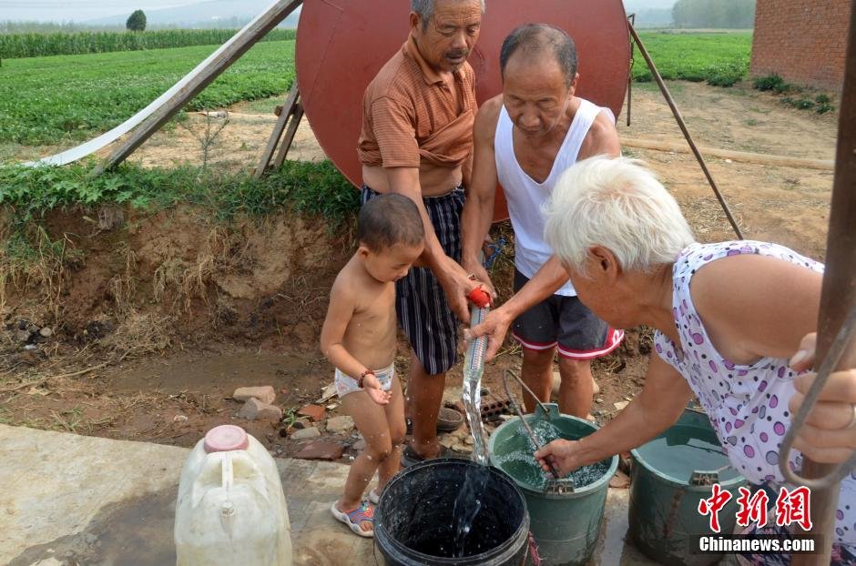 逾1200位村民只能依靠當(dāng)?shù)厮块T新打的一口深80米的機(jī)井取水飲用。