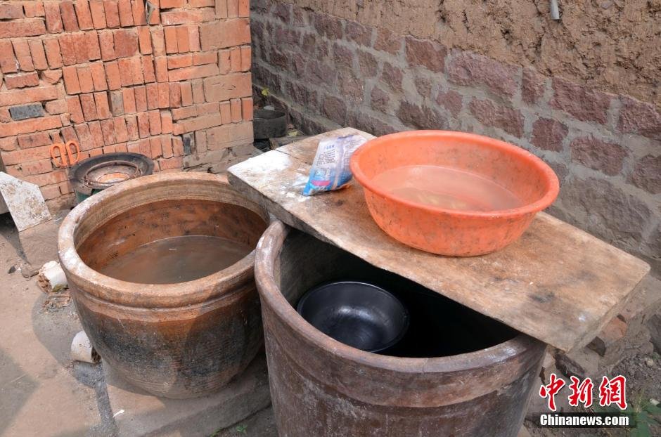 每天排隊(duì)取水，廢水循環(huán)使用已成為該村老少的生活習(xí)慣。