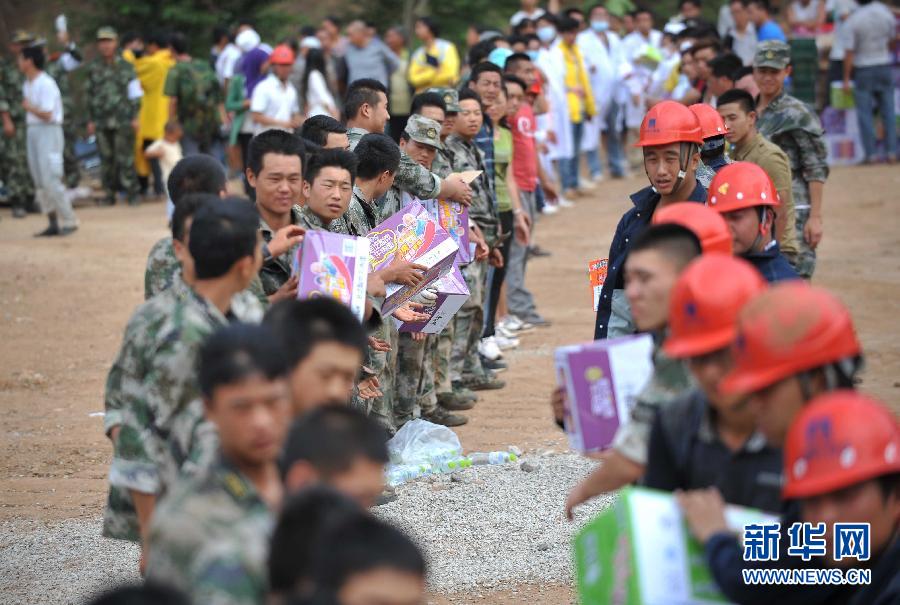 8月5日，在魯?shù)榭h龍頭山鎮(zhèn)，當(dāng)?shù)孛癖D(zhuǎn)運(yùn)從直升機(jī)上卸載的救災(zāi)物資。