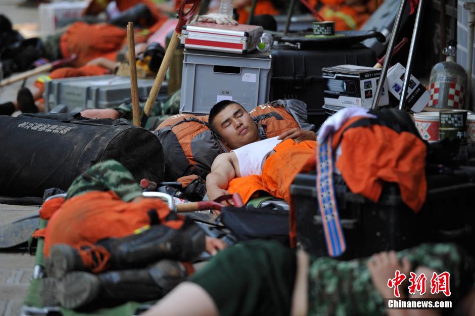 8月6日，龍頭山鎮(zhèn)，疲倦的救援官兵席地而眠。