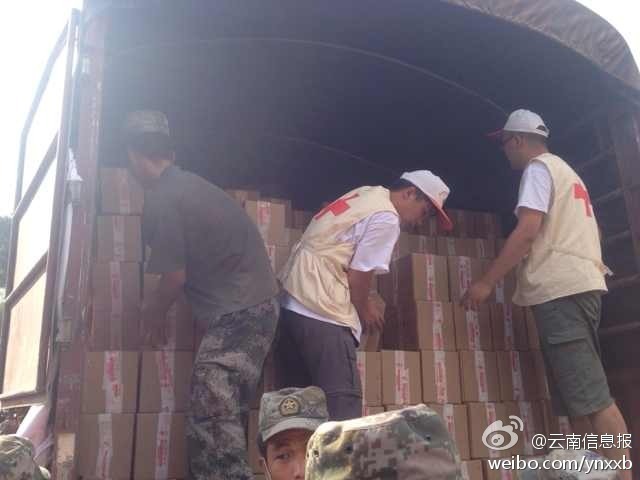 第14集團軍官兵協(xié)助阿迪力將1100余箱切糕從貨車上卸下。