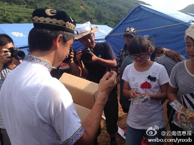 “切糕王子”阿迪力帶著重達5噸、價值50萬元的切糕于7日下午抵達魯?shù)榈卣鹫鹬旋堫^山鎮(zhèn)。