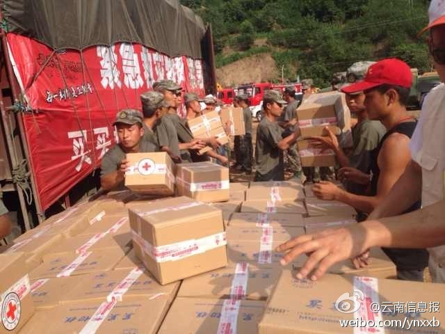 第14集團軍官兵協(xié)助阿迪力將1100余箱切糕從貨車上卸下。