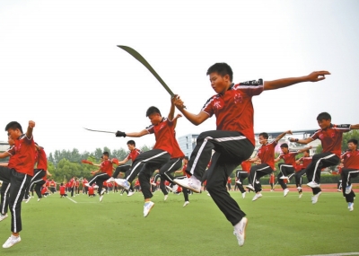 7月1日學(xué)員乘坐20多輛大巴奔赴南京適應(yīng)場地和排練節(jié)目,每天武術(shù)基本功訓(xùn)練必不可少。