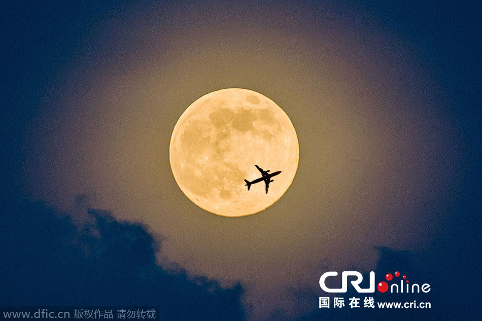 8月10日，19點15分，深圳上空的超級月亮。圖片來源：鄧飛/東方IC