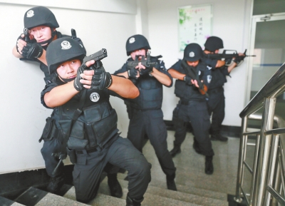 進(jìn)入樓道后，特警開始地毯式搜索。